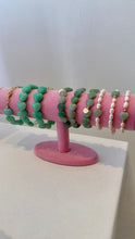 Load image into Gallery viewer, Woman bracelet with heart shaped jade stones