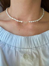 Load image into Gallery viewer, Bow Necklace With Pearls - Jeleja