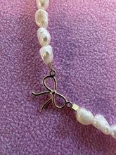 Load image into Gallery viewer, Bow Necklace With Pearls - Jeleja