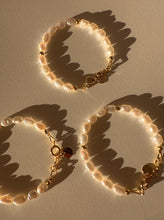 Load image into Gallery viewer, Bracelet With Pearls - Jeleja