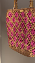 Load and play video in Gallery viewer, Bamboo Bag With Natural Raffia In Caramel And Pink