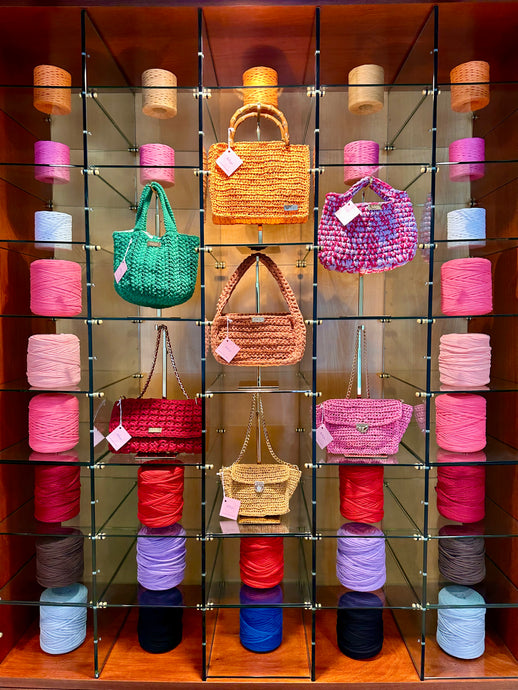 Made to order with the color you choose. Pick your favorite recycled cotton yarn or natural raffia.