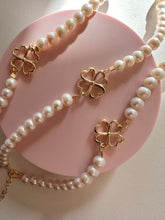 Load image into Gallery viewer, Woman bracelet with pearls and four-leaf clover spacer on the middle
