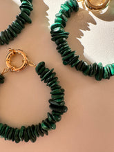 Load image into Gallery viewer, Green bracelet for woman with a gold chunky closure
