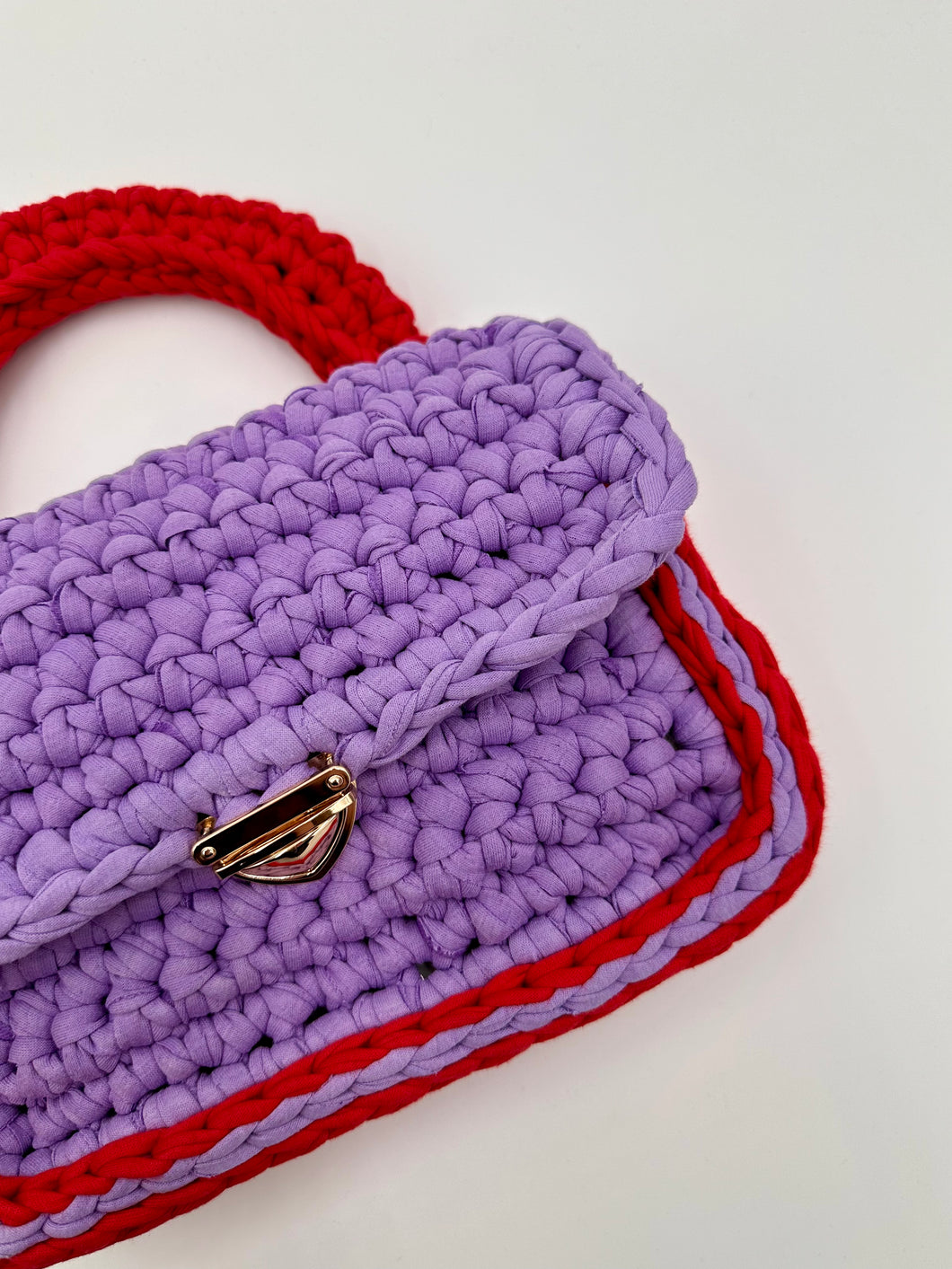 Woman crochet handbag with lilac and red recycled cotton 