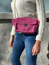 Load image into Gallery viewer, Woman bag with pink raffia. Crossbody bag with golden curb chain and golden tuck logo
