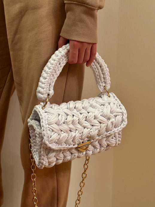 Crochet bag with white cotton, crochet handle and golden chain